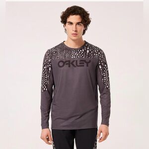 Oakley Men's Charcoal and Black Patterned Long Sleeve Tee